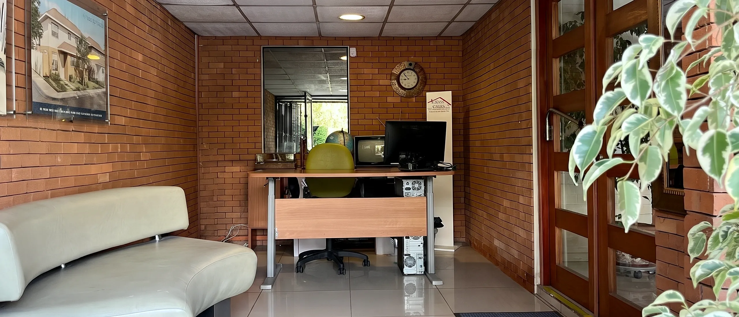 Entrada y sala de espera de la oficina de Campusano & Richards